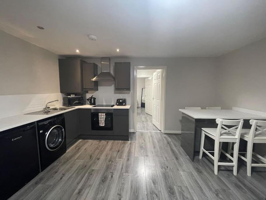 Hosted By Ryan - 2 Bedroom Apartment Liverpool Buitenkant foto