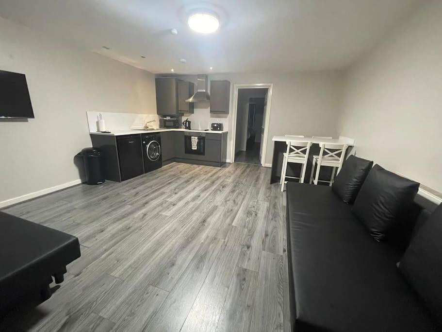 Hosted By Ryan - 2 Bedroom Apartment Liverpool Buitenkant foto
